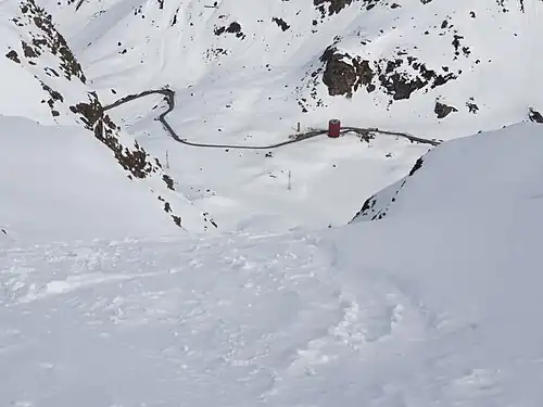 Blick durch das Nordcouloir hinunter zum Julierpass mit dem Juliertheater.