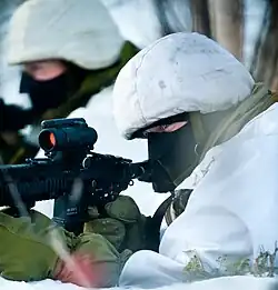 HK416 wird mit Winterhandschuhen bedient