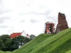 Katholische Christi-Verklärungskirche, im Vordergrund Ruine der Burg Mindaugas