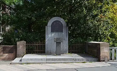 Synagogendenkmal auf der nach 1945 nicht überbauten Teilfläche des Synagogengrundstücks, am Pegnitzufer neben der Heubrücke
