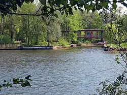 Blick nach Osten auf die Brücke von der gegenüber gelegenen Freundschaftsinsel