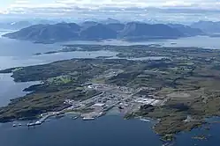 Foto einer an der Küste gelegenen Industrieanlage