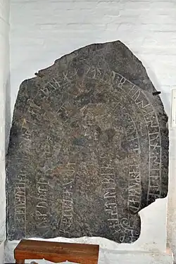 Runenstein 1 links + 2 rechts in der Rundkirche von Nylars