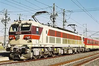 Eine elektrische Lokomotive der Reihe E&nbsp;1250 bei Sidi Kacem mit einem Personenzug