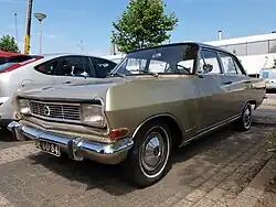Opel Rekord als viertürige Limousine