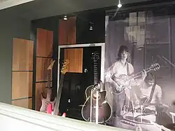 Im Tonstudio mit dem Fender Precision Bass von Klaus Renft und der Akustikgitarre von Thomas Monster Schoppe