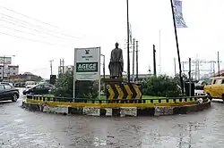 Ortsschild auf einem Kreisverkehr