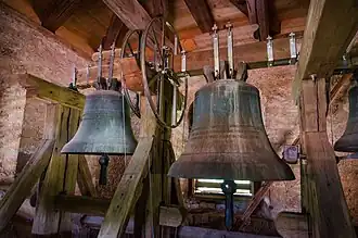 Glockenstuhl der Kirche