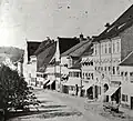 Bild der heutigen Oberen Hauptstraße aus dem Jahr 1870 mit dem Giebel des Veitstores im Hintergrund.