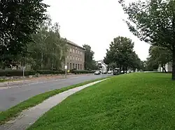 Südabschnitt der Oberfeldstraße mit dem Postgebäude