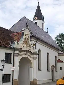 Oberkirchberg, Kirche St. Sebastian und Eingang zum Schloss