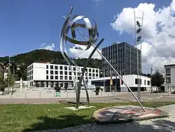 Eugen-Bolz-Platz mit Rathaus (rechts) und Hotel „Vilotel“, im Vordergrund die 1968 von Ernst Wanner geschaffene Sonnenuhr