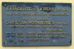 Gedenkplatte zur Erinnerung an den hier geborenen Christian Hornberger an der Stadtbibliothek