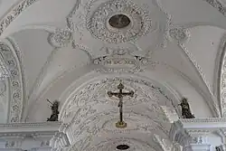 Deckenstuck der Vierung, Kruzifix unter dem Chorbogen, seitlich Maria und Johannes