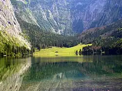 Blick über den Obersee auf die Fischunkelalm, dahinter die Röth