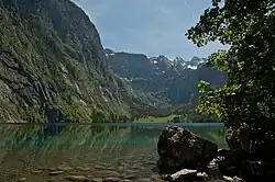 Der Röthbachfall im Talschluss des Königssee-Tales, gesehen über den Obersee und die Fischunkelalm