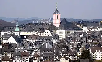 Die Siegener Oberstadt auf der Kuppe des Siegbergs. V. l. n. r.: Marienkirche, Nikolaikirche, Rathaus. Ansicht von Süden, vom benachbarten Berg Häusling aus
