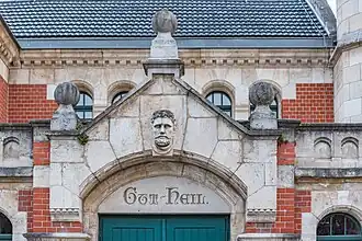 Giebel des Haupteingangs