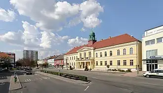Ortszentrum mit dem Rathaus im Vordergrund