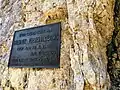 Gedenktafel an ein Lawinenopfer an einer Felsnadel in der Nordflanke des Ochsenkamp