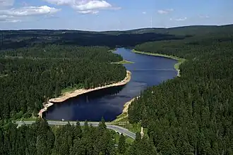 Luftbild des Oderteiches von Süden; über den Staudamm (vorne) verläuft die Bundesstraße 242