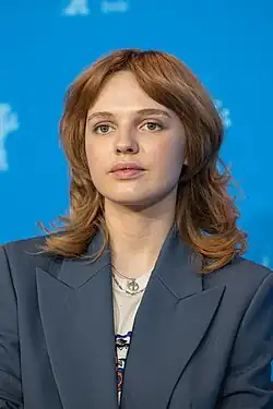 Die Australierin Odessa Young spielt die junge Witwe Eva und der Brite Joe Cole Fischer Daniel