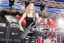 Bassistin Belinda Ann Smaka