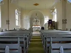 Die evangelische Kirche von Oedelum mit Altar und Kanzel