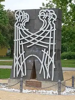 Mahnmal in Neutraubling, geschaffen aus Steinen der zerstörten Brücke (Oellers, 1995)