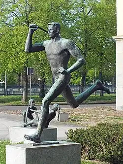 Bronzeplastik von Rudolf Oelzner vor DHfK, Speerwerfer