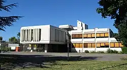 Rathaus der Verbandsgemeinde Offenbach an der Queich (Zustand August 2016); links der Ratssaal, rechts der Bürotrakt
