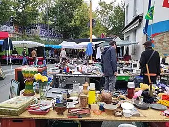 Rund um den eigentlichen Markt wird auch Trödel angeboten