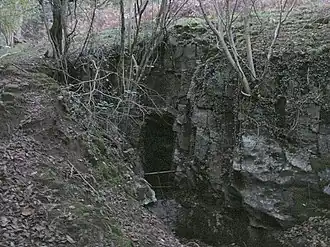 Einer der Eingänge zur Höhle im Oktober 2006