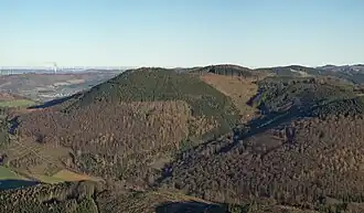 Blick vom Stüppelturm nordostwärts zur Wiedegge (rechts) mit ihrem Ausläufer Ohlenkopf (links)