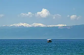 Valamara und umliegende Berge gesehen von Ohrid aus rund 45&nbsp;Kilometer Distanz
