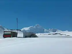 Die Lame-Dog-Hütte wurde im April 1988 errichtet und war bis 1998 das Hauptgebäude der bulgarischen St.-Kliment-Ohridski-Station. Es ist das älteste erhaltene Gebäude auf der Livingston-Insel und wird gegenwärtig als Funkstation und Postamt genutzt. In der Lame-Dog-Hütte befindet sich zudem ein Museum, das Artefakte der frühen bulgarischen wissenschaftlichen und logistischen Tätigkeit in der Antarktis zeigt.