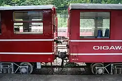 Die Kupplung befindet sich 640 mm über der Schienenoberkante statt 880&nbsp;mm wie in Japan üblich.