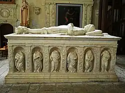 Einer der Gisants in der Stiftskirche