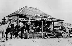 Saloon von Roy Bean in Langtry, Texas, mit der Aufschrift „Law West of the Pecos“ („Gesetz westlich des Pecos“)