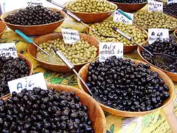 Verschiedenartig angebotene und eingelegte Oliven
