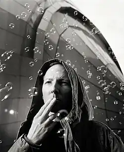 Prof. Dr. Konrad Polthier fotografiert vor der Bibliothek von Lord Norman Foster der Freien Universität Berlin