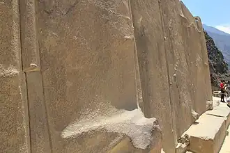 Seitenansicht der Mauer der sechs Monolithen