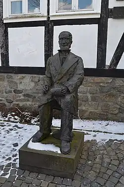 Skulptur Grimmes vor dessen Geburtshaus