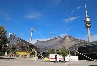 Die Olympiahalle (Westeingang) mit dem Olympiaturm im Hintergrund