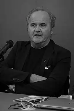 Omar Galliano, mit verschränkten Armen aufgenommen