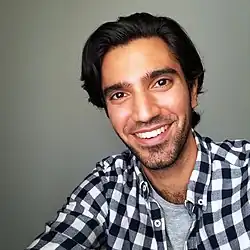 Die Hauptdarsteller Sarita Choudhury und Omar Maskati