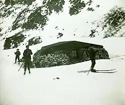 Im Gebiet von Scotia Bay, Laurie-Insel, Südliche Orkneyinseln befinden sich eine Steinhütte, erbaut 1903 von der Scottish National Antarctic Expedition unter William Speirs Bruce, eine argentinische meteorologische Hütte und ein argentinisches magnetisches Observatorium, gebaut 1905 und bekannt als „Moneta House“, sowie ein Friedhof mit zwölf Gräbern, von denen das älteste aus dem Jahr 1903 stammt.