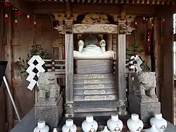 Hakora (kleiner Shintō-Schrein) unterhalb des Baums