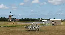 Skulptur Zeitleisten in der Landschaft