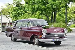 Bordeauxrotes Auto im Stil der 1950er Jahre